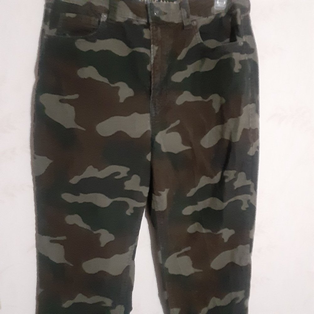 American Eagle Super Stretch Mom Jeans in Corduroy Camo